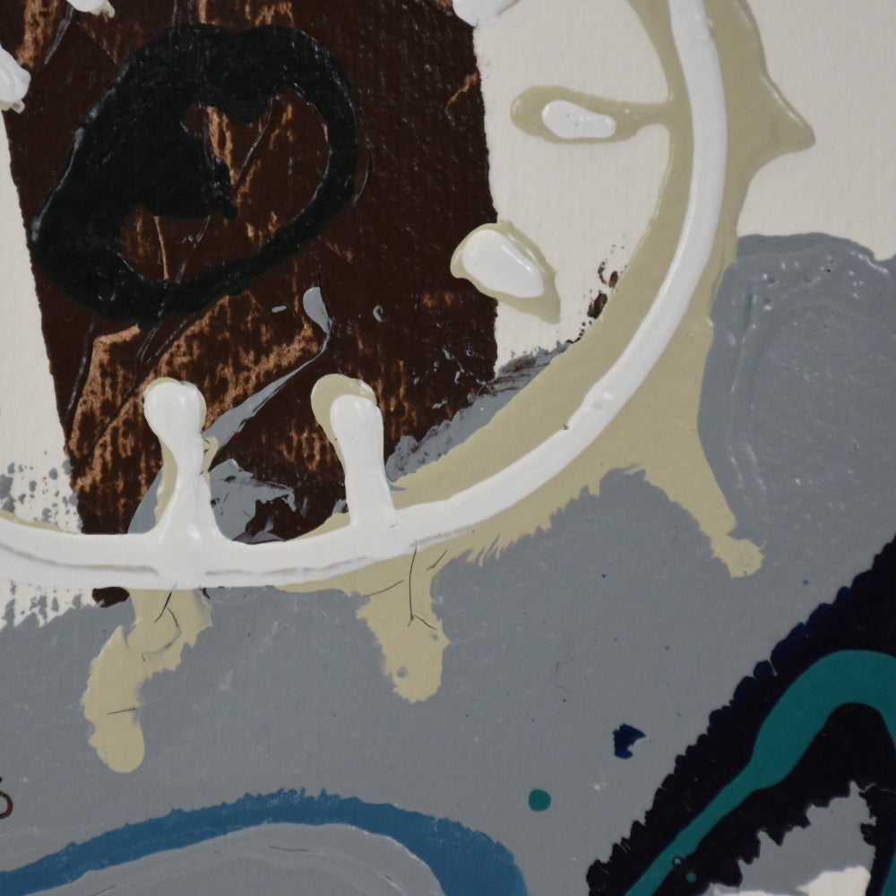 Fondo en gris perla, marrón con dripping en tonos medios.