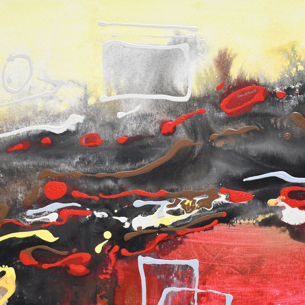 En el fondo manchas de color negro, gris con chorreo en tonos rojos, blancos y marrones.