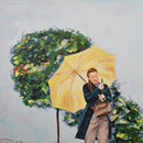 Detalle de la obra con mujer con paraguas y tomando una foto con su móvil.