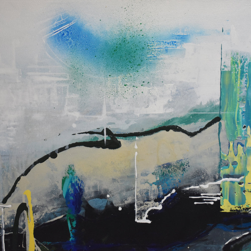 Fondo blanco con toques de spray azul y verde, empastes de color verde claro y amarillo.