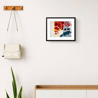 Obra colgada en zona de estar sobre mueble y elementos decorativos a su alrededor.