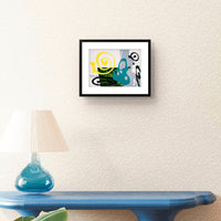 Pieza montada sobre mesa de color azul y demás elementos decorativos.
