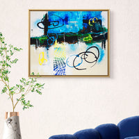 Pieza montada en sala de estar con butaca de color azul.