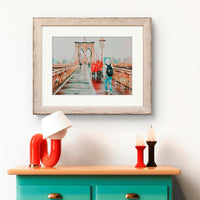 Obra en acuarela con marco de madera estilo vintage y paspartú de color blanco tamaño mediano sobre un mueble en la sala de estar