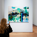 Ejemplo de montaje en galería de arte con espectadores.