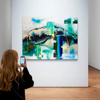 Ejemplo de montaje en galería de arte con espectadores.